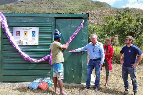 Table Unio et Aremo équipées pour le tri des déchets dangereux