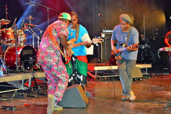 Les artistes de Lifou enflamment le centre culturel