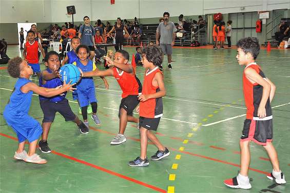 Une centaine d’enfants montent au panier