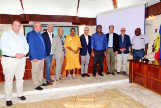 Une délégation sénatoriale  en visite à Lifou
