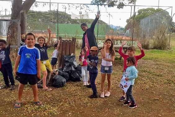 Les enfants des Cocos VKP ont nettoyé le plateau sportif