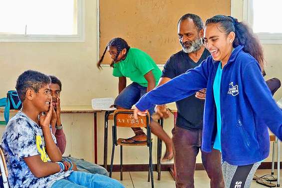 Les collégiens si nengone apprennent à devenir comédiens
