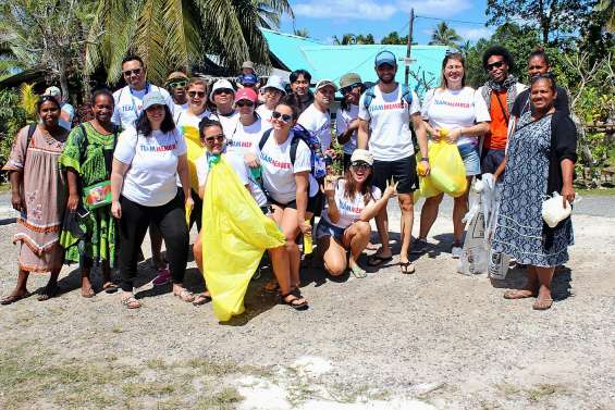 Le Carnival spirit et Mejine Wetr ensemble pour ramasser des déchets