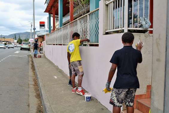 Des collégiens se rachètent en repeignant des murs