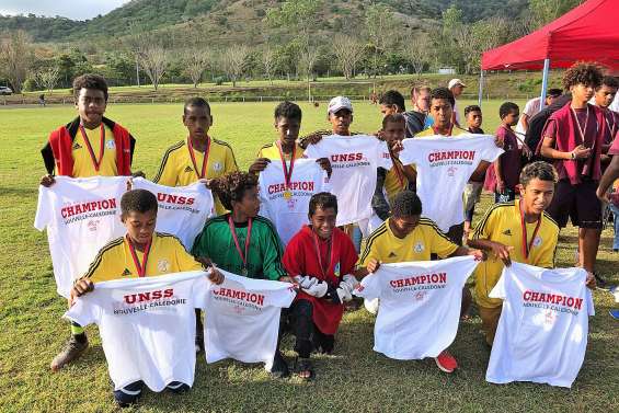 Havila brille en or avec  sa section UNSS de football