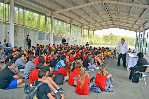 Le collège comme scène du théâtre du Versant