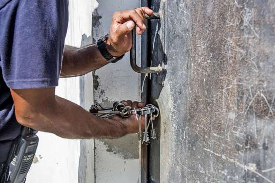 En permission de sortie, il tabasse sa femme : « les hommes commandent ici »