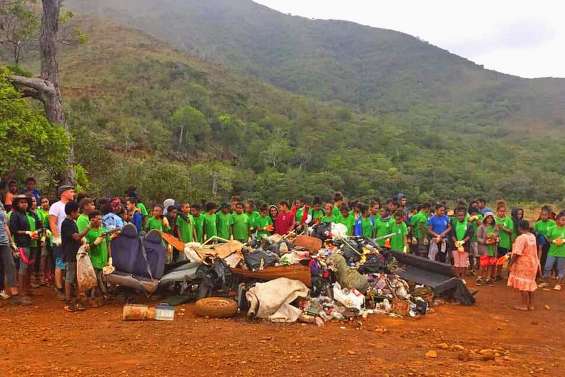 Une grande opération de nettoyage par les collégiens