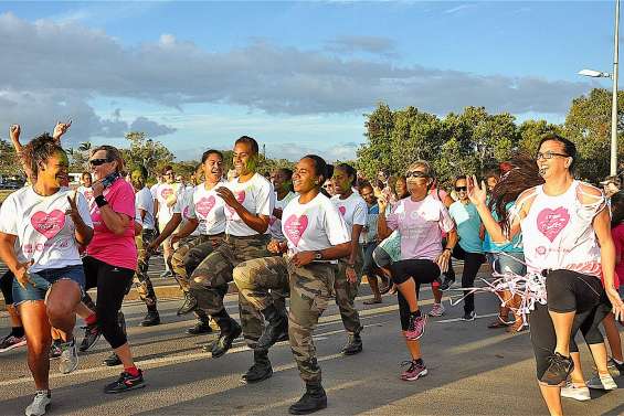 Tous en rose dans les rues de Koumac