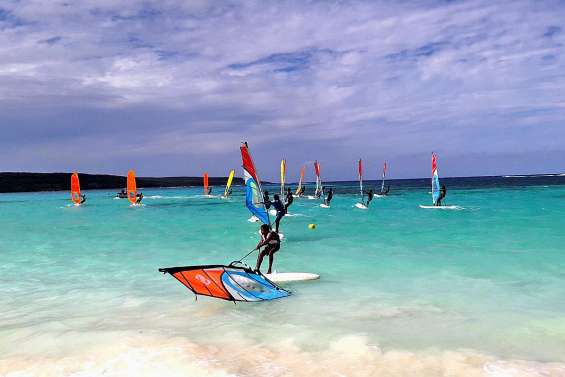 Quarante élèves aux finales UNSS de planche à voile