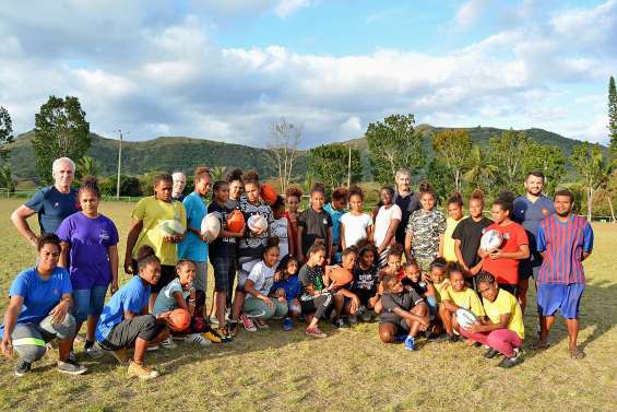 Des pointures du rugby à l’entraînement des jeunes joueuses