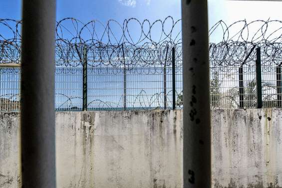 La veille de son procès pour violence conjugale, il brise la mâchoire de sa femme