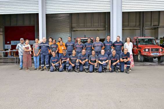 Le maire et ses adjoints remettent des galons aux sapeurs-pompiers