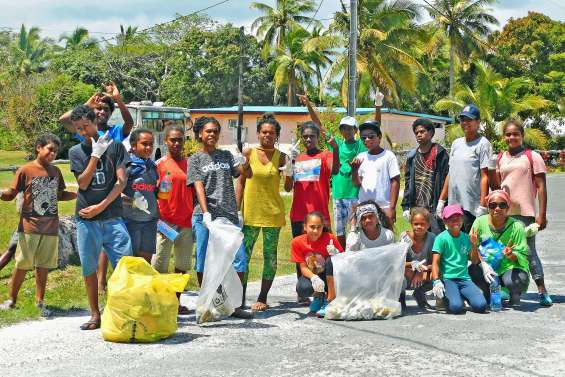 Les enfants de Luecila et de Hnapalu ont enlevé les déchets de leur tribu 