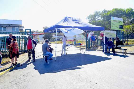 Mouvement de grève devant la CSP de Ducos