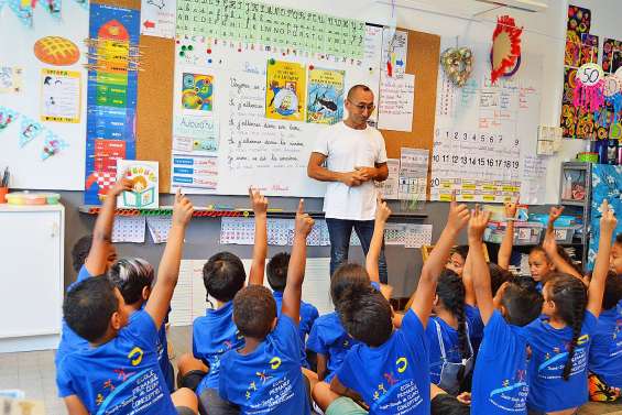Avant son défi en piscine, Stéphane Canciani fait un stop en classe