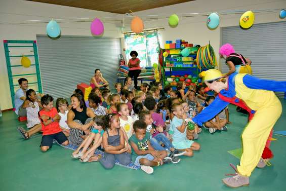 Les mamans clowns enseignent la bienveillance à l’école