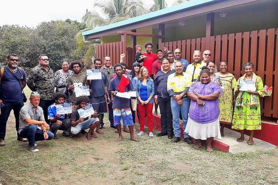 Six jeunes d’Ouroué construisent pour leur tribu