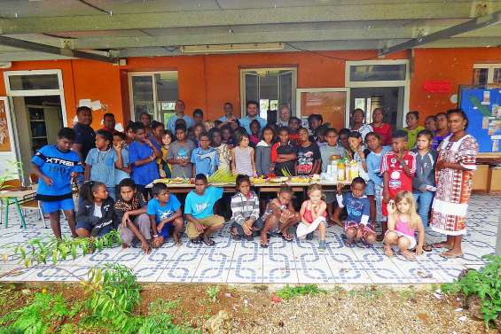 Les gendarmes donnent des ordis aux petits