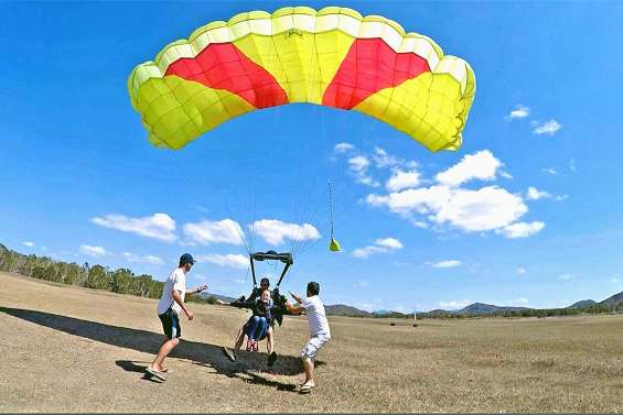 Sauts en parachute et baptêmes d’ULM, à Ouano