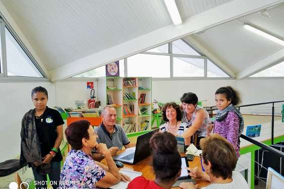 Des jeunes initient les seniors de l’Age d’or à l’informatique
