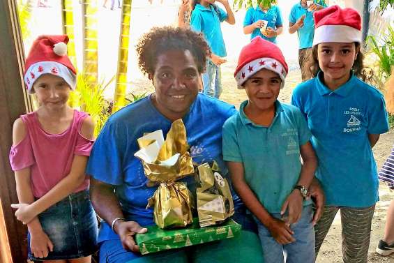 Les écoliers remercient leur intervenante sportive