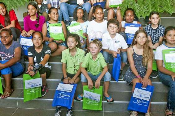 Des tablettes pour les élèves de CM2 méritants