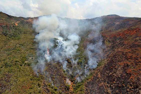 Incendies éteints au Mont-Dore, toujours préoccupants ailleurs