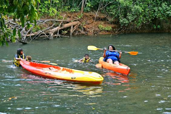 Journée kayak sur La Dumbéa pour les jeunes des maisons de quartier