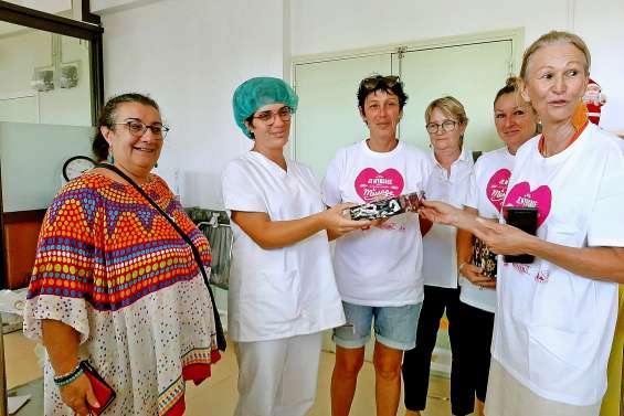 Un père Noël en rose au centre hospitalier nord