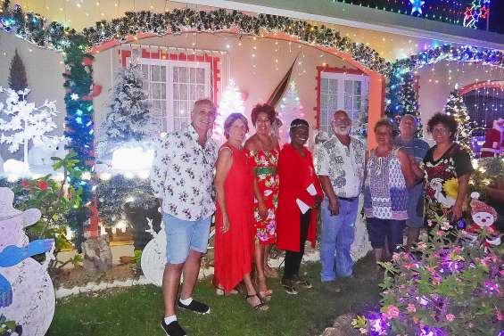 En visite des maisons qui scintillent  avec le jury du concours d’illuminations