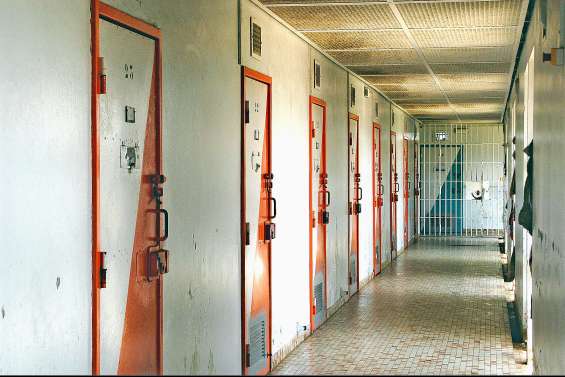 Ils tentent de s’évader du Camp-Est  en sciant les barreaux de leurs cellules