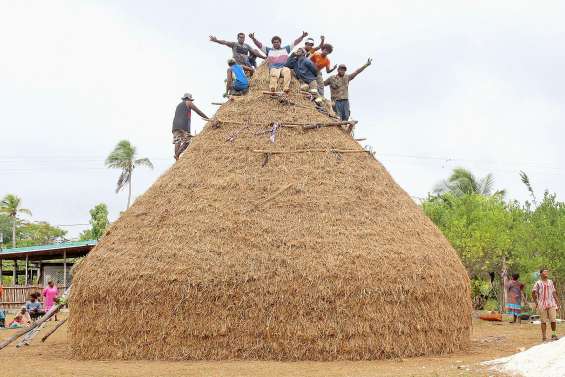Une case coutumière construite à Beilawa