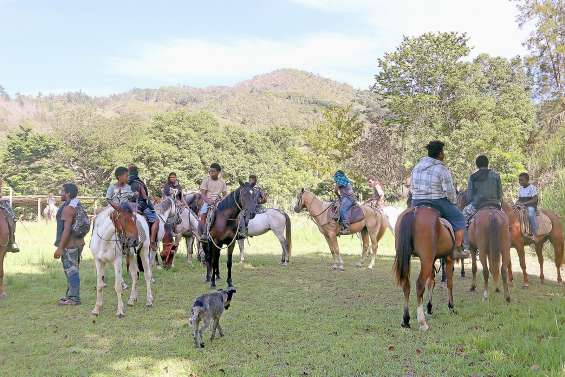 Des jeunes de l’aire Ajie Arö redécouvrent leur culture par le cheval
