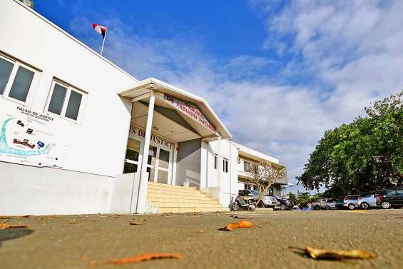 Il s’encastre dans le portail d’une caserne  avec une voiture volée