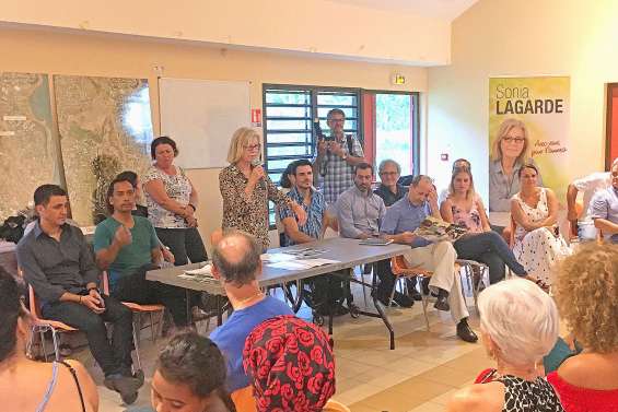 Sonia Lagarde, la candidate, rencontre les électeurs