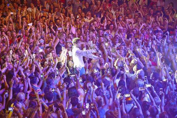 Mika fait danser l’Arène du Sud