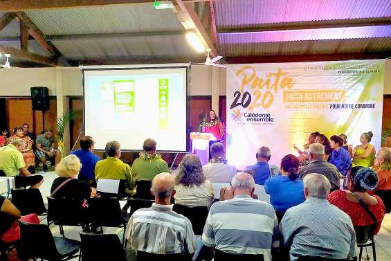 Manina Tehei présente une partie de sa liste