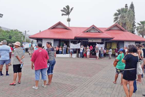 Marche blanche contre les violences à La Foa
