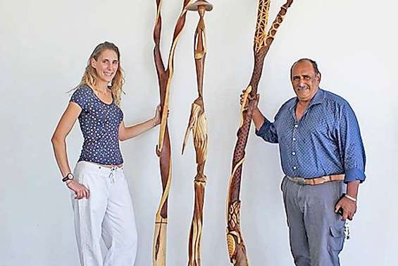 Trois poteaux sculptés de plus pour orner la médiathèque