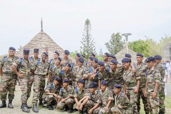 Les premiers volontaires du RSMA présentés au drapeau