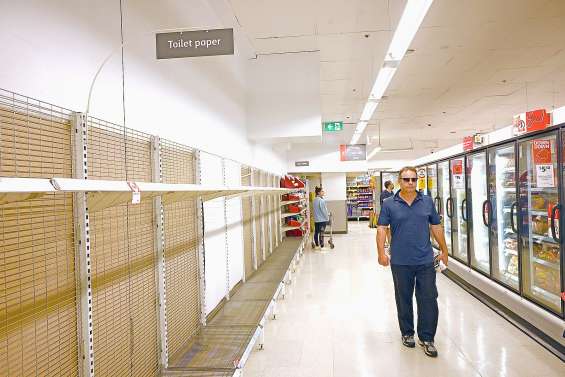 La peur du coronavirus crée la panique dans les rayons des supermarchés