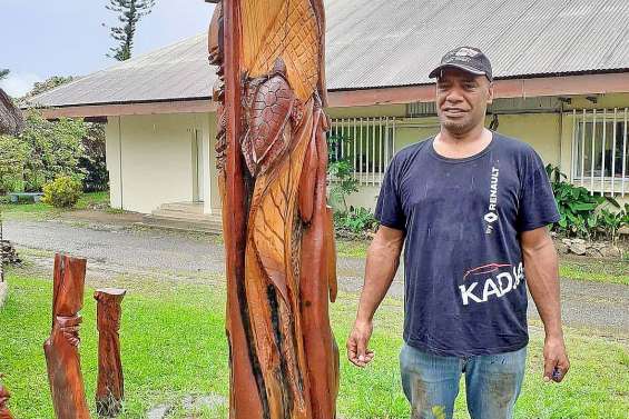 La symbolique des poteaux sculptés expliquée aux élèves de sixième