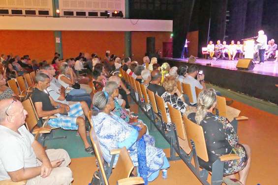 Les candidats devant leur public