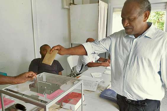 Joseph Waikedre vire en tête à Maré