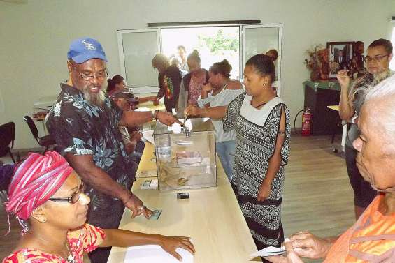 Touho : Poinine conserve les rênes