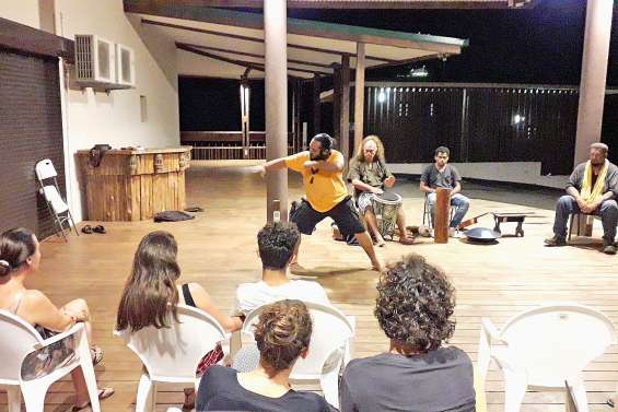 Les Zartistes à la veillée de contes de Farino