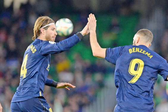 Privés de ballon, les joueurs tentent de dribbler l’ennui 