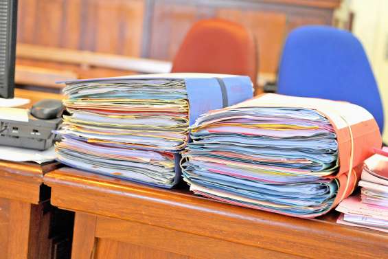 Elle exprime sa colère d’un coup de sabre