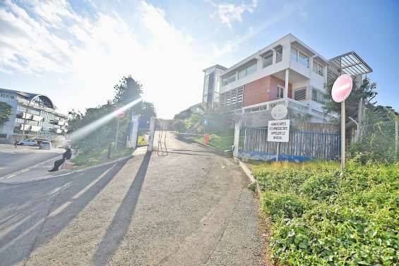 Il la bat à coups de chaussures de sécurité